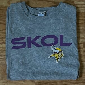 Minnesota Vikings SKOL T-Shirt Gray Purple Logo NFL Football Tee Unisex L